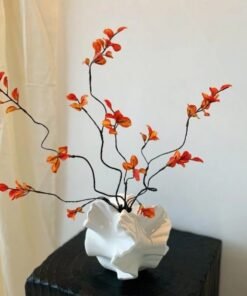 Nâng tầm tổ ấm với bộ sưu tập bình gốm sứ trắng tối giản. Thiết kế vân nổi nghệ thuật, chất liệu gốm lì sang trọng. Phù hợp cắm cành khô, decor kệ sách. Mua ngay!