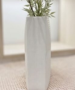 Tôn vinh không gian sống với bộ bình hoa gốm sứ trắng vân sóng & xoáy. Thiết kế tối giản, sang trọng. Phù hợp cắm cành lá tulip, quà tân gia ý nghĩa. Click xem ngay!