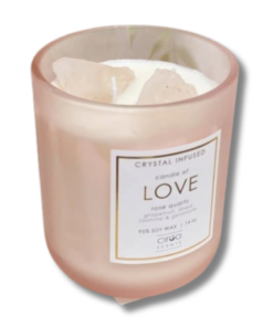 Nến thơm đá năng lượng Crystal Infused với 95% sáp đậu nành và tinh thể đá tự nhiên (Thạch anh hồng, tím, Fluorite). Thiết kế hũ thủy tinh mờ pastel sang trọng, bấc đôi tỏa hương tốt, an toàn cho sức khỏe. Sản phẩm nến thơm chữa lành hoàn hảo cho phòng ngủ, tập Yoga hoặc làm quà tặng tinh tế.