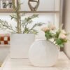 Tôn vinh không gian sống với bộ bình hoa gốm sứ trắng vân sóng & xoáy. Thiết kế tối giản, sang trọng. Phù hợp cắm cành lá tulip, quà tân gia ý nghĩa. Click xem ngay!