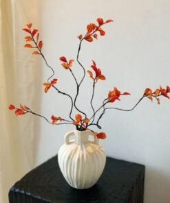 Nâng tầm tổ ấm với bộ sưu tập bình gốm sứ trắng tối giản. Thiết kế vân nổi nghệ thuật, chất liệu gốm lì sang trọng. Phù hợp cắm cành khô, decor kệ sách. Mua ngay!