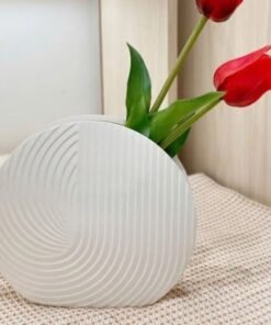 Tôn vinh không gian sống với bộ bình hoa gốm sứ trắng vân sóng & xoáy. Thiết kế tối giản, sang trọng. Phù hợp cắm cành lá tulip, quà tân gia ý nghĩa. Click xem ngay!