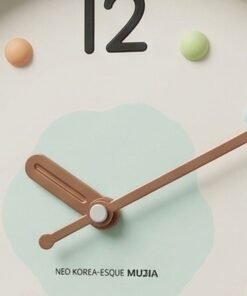 Đồng hồ treo tường decor phong cách tối giản với thiết kế mặt tròn màu pastel nhẹ nhàng, phù hợp trang trí phòng khách, phòng ngủ, phòng làm việc hoặc phòng trẻ em. Đồng hồ treo tường hiện đại giúp không gian sống trở nên tinh tế và sinh động hơn.