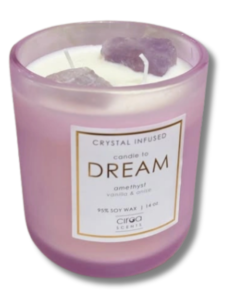 Nến thơm đá năng lượng Crystal Infused với 95% sáp đậu nành và tinh thể đá tự nhiên (Thạch anh hồng, tím, Fluorite). Thiết kế hũ thủy tinh mờ pastel sang trọng, bấc đôi tỏa hương tốt, an toàn cho sức khỏe. Sản phẩm nến thơm chữa lành hoàn hảo cho phòng ngủ, tập Yoga hoặc làm quà tặng tinh tế.