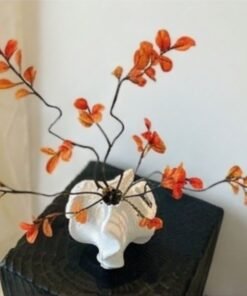 Nâng tầm tổ ấm với bộ sưu tập bình gốm sứ trắng tối giản. Thiết kế vân nổi nghệ thuật, chất liệu gốm lì sang trọng. Phù hợp cắm cành khô, decor kệ sách. Mua ngay!