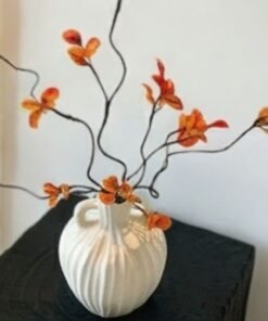 Nâng tầm tổ ấm với bộ sưu tập bình gốm sứ trắng tối giản. Thiết kế vân nổi nghệ thuật, chất liệu gốm lì sang trọng. Phù hợp cắm cành khô, decor kệ sách. Mua ngay!