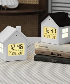 Đồng hồ báo thức hình ngôi nhà với màn hình LED hiển thị giờ, ngày tháng và nhiệt độ. Thiết kế nhỏ gọn, phong cách tối giản, phù hợp đặt trên bàn làm việc, tủ đầu giường hoặc trang trí phòng ngủ, phòng trẻ em.