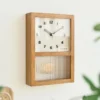 Đồng hồ quả lắc treo tường khung gỗ tự nhiên thiết kế Retro tối giản. Sản phẩm sở hữu mặt kính sọc mờ nghệ thuật, kim trôi êm ái, phù hợp trang trí phòng khách, phòng ngủ phong cách Muji, Vintage hoặc Wabi-sabi. Độ bền cao, thiết kế tinh tế giúp nâng tầm không gian sống.