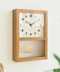 Đồng hồ quả lắc treo tường khung gỗ tự nhiên thiết kế Retro tối giản. Sản phẩm sở hữu mặt kính sọc mờ nghệ thuật, kim trôi êm ái, phù hợp trang trí phòng khách, phòng ngủ phong cách Muji, Vintage hoặc Wabi-sabi. Độ bền cao, thiết kế tinh tế giúp nâng tầm không gian sống.