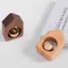 Chuông gỗ treo tường decor phong cách tối giản, chất liệu gỗ tự nhiên kết hợp chuông kim loại sang trọng. Phù hợp trang trí phòng khách, phòng ngủ, lối vào nhà, quán cà phê hoặc homestay, giúp không gian trở nên ấm cúng và tinh tế.