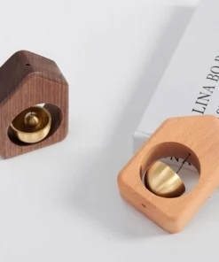 Chuông gỗ treo tường decor phong cách tối giản, chất liệu gỗ tự nhiên kết hợp chuông kim loại sang trọng. Phù hợp trang trí phòng khách, phòng ngủ, lối vào nhà, quán cà phê hoặc homestay, giúp không gian trở nên ấm cúng và tinh tế.