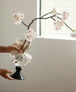 Nâng tầm không gian sống với Bình hoa thủy tinh vảy vàng Gold Speckle cao cấp. Thiết kế chân đế đen vững chãi, kiểu dáng Art Deco sang trọng. Freeship hôm nay. Mua ngay!