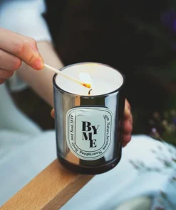 Nến thơm ByMe cao cấp từ sáp đậu nành thiên nhiên, hương thơm tinh tế giúp thư giãn tinh thần và khử mùi phòng hiệu quả. Thiết kế hũ thủy tinh tráng gương bóng sang trọng, bấc cotton không khói, an toàn cho sức khỏe. Lựa chọn tuyệt vời để decor phòng ngủ hoặc làm quà tặng ý nghĩa cho người thân.