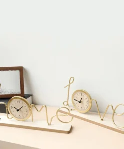 ôn vinh không gian sống với bộ đồng hồ decor "Home & Love". Kết hợp kim loại vàng sang trọng và gỗ mộc mạc. Phù hợp làm quà tân gia ý nghĩa. Click xem ngay!