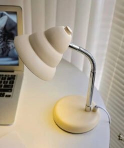 Đèn bàn cổ ngỗng màu kem pastel phong cách retro tối giản. Thiết kế thân uốn dẻo linh hoạt, chụp đèn lượn sóng độc đáo. Phù hợp decor bàn làm việc, phòng ngủ. Khám phá ngay tại Co-Home Decor để làm mới không gian của bạn.