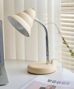 Đèn bàn cổ ngỗng màu kem pastel phong cách retro tối giản. Thiết kế thân uốn dẻo linh hoạt, chụp đèn lượn sóng độc đáo. Phù hợp decor bàn làm việc, phòng ngủ. Khám phá ngay tại Co-Home Decor để làm mới không gian của bạn.