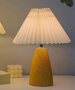 Đèn bàn gỗ sồi Bắc Âu chao vải xếp nếp màu kem, thân gỗ nâu đậm sang trọng. Thiết kế tối giản, ánh sáng ấm, tạo không gian thư giãn. Chất liệu gỗ tự nhiên cao cấp, phù hợp phòng ngủ, phòng khách, văn phòng.