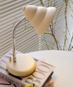Đèn bàn cổ ngỗng màu kem pastel phong cách retro tối giản. Thiết kế thân uốn dẻo linh hoạt, chụp đèn lượn sóng độc đáo. Phù hợp decor bàn làm việc, phòng ngủ. Khám phá ngay tại Co-Home Decor để làm mới không gian của bạn.