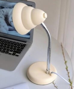 Đèn bàn cổ ngỗng màu kem pastel phong cách retro tối giản. Thiết kế thân uốn dẻo linh hoạt, chụp đèn lượn sóng độc đáo. Phù hợp decor bàn làm việc, phòng ngủ. Khám phá ngay tại Co-Home Decor để làm mới không gian của bạn.