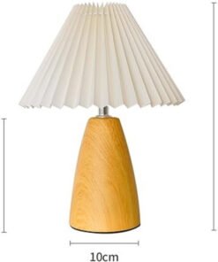 Đèn bàn gỗ sồi Bắc Âu chao vải xếp nếp màu kem, thân gỗ nâu đậm sang trọng. Thiết kế tối giản, ánh sáng ấm, tạo không gian thư giãn. Chất liệu gỗ tự nhiên cao cấp, phù hợp phòng ngủ, phòng khách, văn phòng.