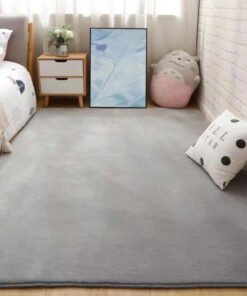 Thảm trải sàn lông ngắn Blank Carpet màu xám tối giản, sạch sẽ. Bề mặt êm ái, đế cao su chống trượt an toàn. Đa dạng kích thước (1m2x1m6, 1m4x2m, 1m6x2m3), dễ dàng decor phòng khách, phòng ngủ. Mua ngay!