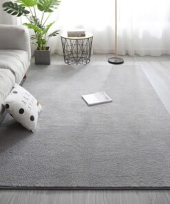 Thảm trải sàn lông ngắn Blank Carpet màu xám tối giản, sạch sẽ. Bề mặt êm ái, đế cao su chống trượt an toàn. Đa dạng kích thước (1m2x1m6, 1m4x2m, 1m6x2m3), dễ dàng decor phòng khách, phòng ngủ. Mua ngay!