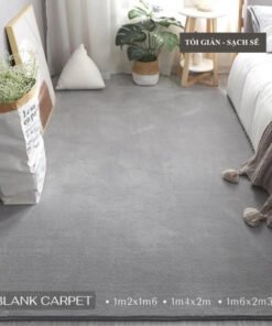 Thảm trải sàn lông ngắn Blank Carpet màu xám tối giản, sạch sẽ. Bề mặt êm ái, đế cao su chống trượt an toàn. Đa dạng kích thước (1m2x1m6, 1m4x2m, 1m6x2m3), dễ dàng decor phòng khách, phòng ngủ. Mua ngay!