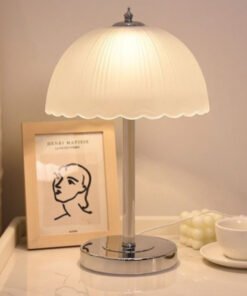 Khám phá đèn bàn thủy tinh mờ nếp gấp thân crom thanh lịch. Thiết kế tinh tế, ánh sáng ấm áp, phù hợp trang trí phòng ngủ, phòng khách. Chất liệu cao cấp, tạo không gian sang trọng. Mua ngay!