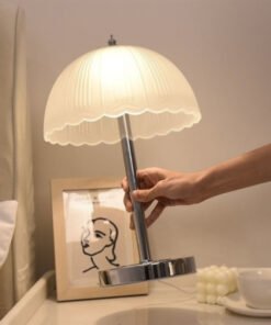 Khám phá đèn bàn thủy tinh mờ nếp gấp thân crom thanh lịch. Thiết kế tinh tế, ánh sáng ấm áp, phù hợp trang trí phòng ngủ, phòng khách. Chất liệu cao cấp, tạo không gian sang trọng. Mua ngay!