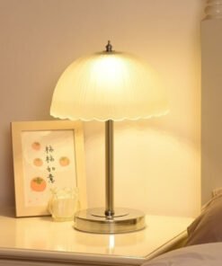 Khám phá đèn bàn thủy tinh mờ nếp gấp thân crom thanh lịch. Thiết kế tinh tế, ánh sáng ấm áp, phù hợp trang trí phòng ngủ, phòng khách. Chất liệu cao cấp, tạo không gian sang trọng. Mua ngay!