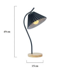 Đèn bàn decor thân uốn nghệ thuật kết hợp chao vải xếp nếp và đế gỗ tự nhiên. Ánh sáng vàng dịu nhẹ, phong cách Bắc Âu tối giản, tạo điểm nhấn hoàn hảo cho bàn làm việc và phòng ngủ. Mua ngay tại Co-Home Decor.