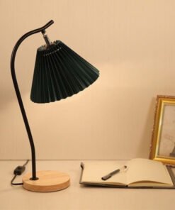 Đèn bàn decor thân uốn nghệ thuật kết hợp chao vải xếp nếp và đế gỗ tự nhiên. Ánh sáng vàng dịu nhẹ, phong cách Bắc Âu tối giản, tạo điểm nhấn hoàn hảo cho bàn làm việc và phòng ngủ. Mua ngay tại Co-Home Decor.